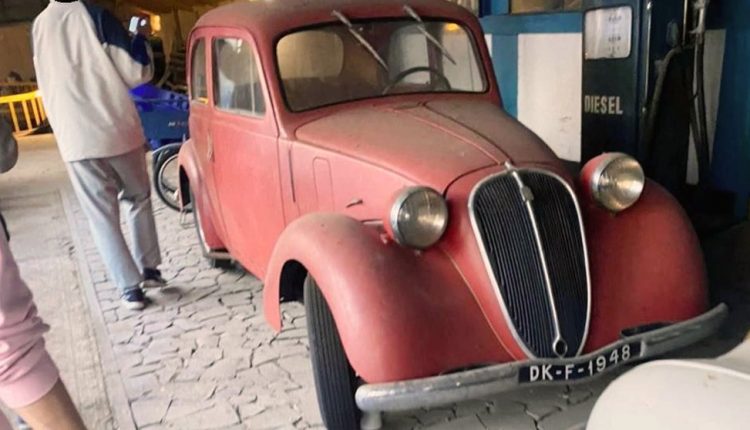 Adolescentes descubrieron museo de autos antiguos abandonado