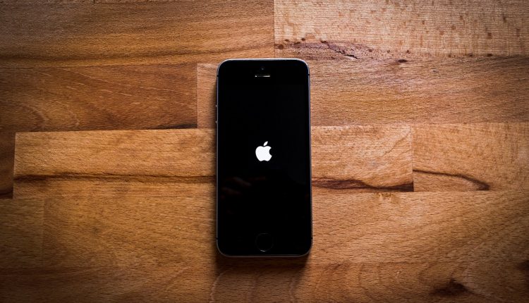 Apple enfrenta investigación por su relación laboral con trabajadores