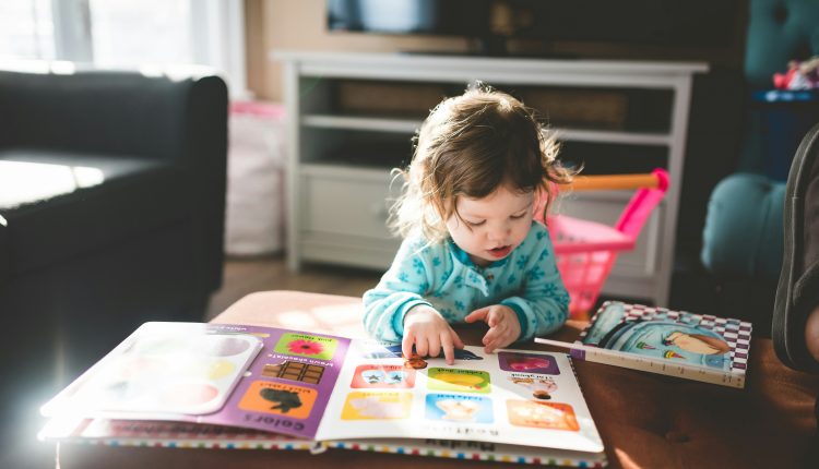 ¿Cuáles son los mejores libros para leer con los niños? Te decimos el top 3 de mejores libros