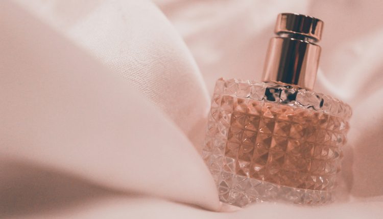 ¿Cómo funcionan los perfumes y por qué impactan nuestras emociones?